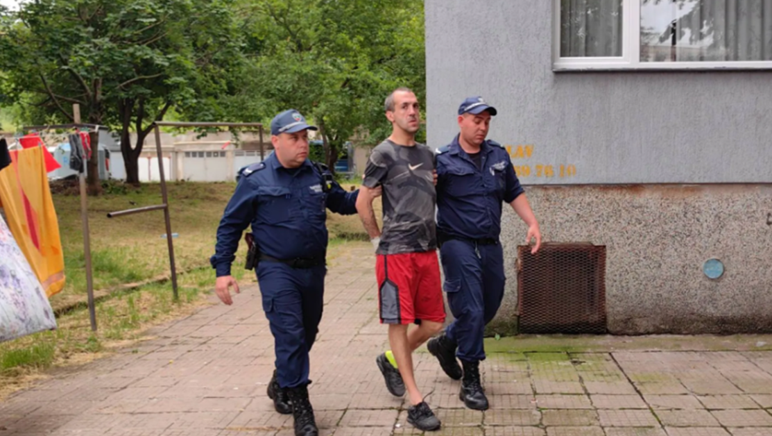 Екшън в Русе: Дрогиран мъж изпотроши апартамента си и го подпали