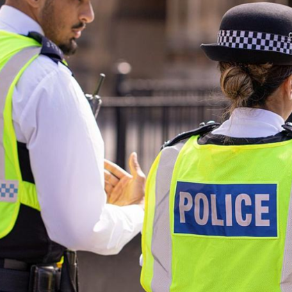 Двадесет и седем души сред които четири деца са били