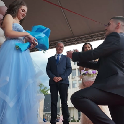 Абитуриентският бал в Асеновград се превърна в сцена на любов