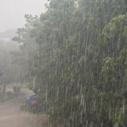 Силен дъжд примесен с градушка се изля над Плевен към