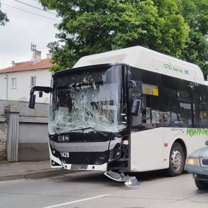 Тежкият пътен инцидент станал рано тази сутрин между автобус от