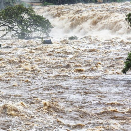 Дежурни екипи на община Тетевен и пожарната в града през