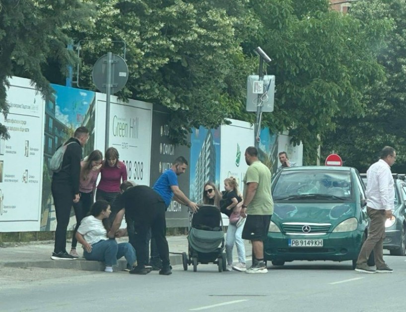 Автомобил блъсна майка с детска количка в Пловдив СНИМКИ