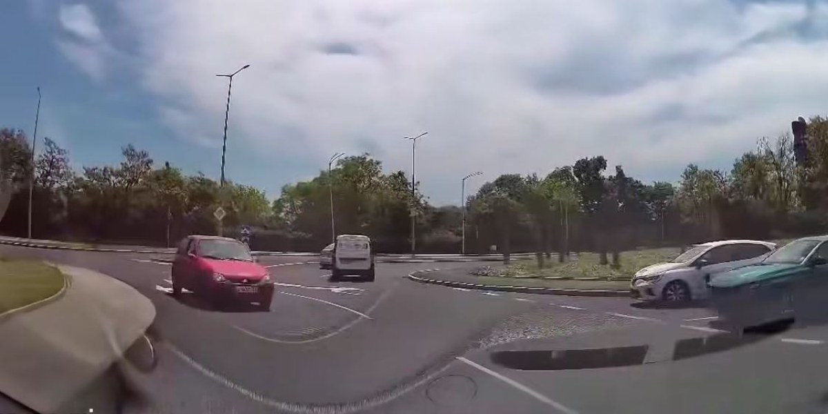 Малка кола спретна голяма беля в кръгово ВИДЕО