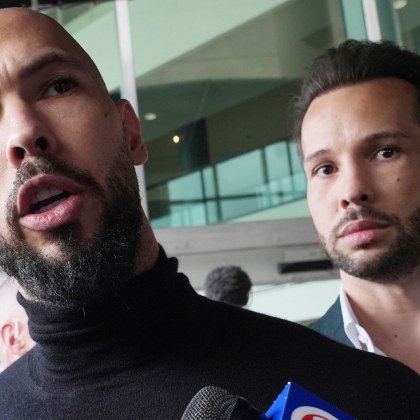 Андрю Тейт и брат му Тристан Тейт са обвинени в