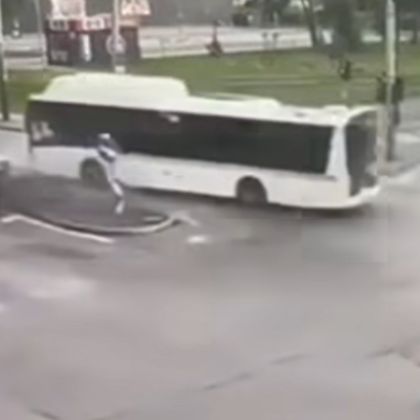 Шофьорът на автобуса отнесъл кола в София твърди че спирачките