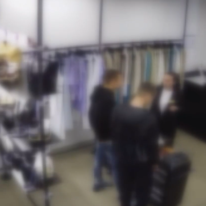 Посред бял ден в понеделник група непълнолетни нахлули в магазин