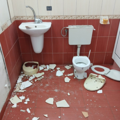 Вандали са разбили обществената тоалетна в Градската градина съобщи директорът