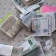 Жена хвърли буркан с пари и накити върху патрулка
