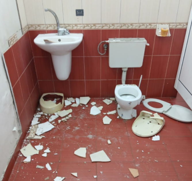 Вандали трошиха тоалетна в Градската градина на Пловдив