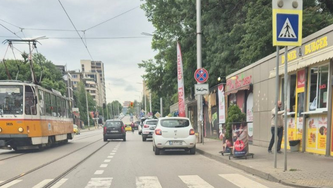 Банички, цигари, цветя и... пълен блокаж: Хаос по бул. 