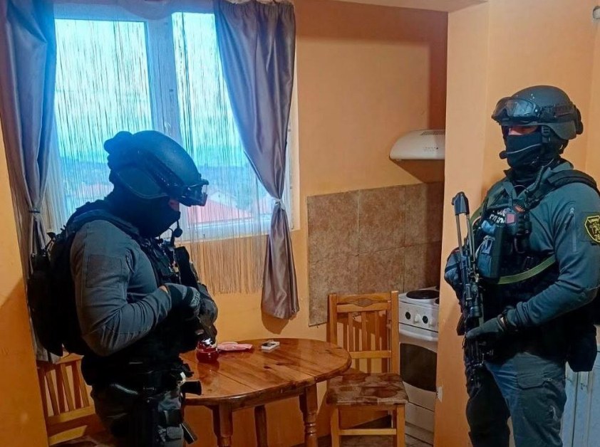 ГДБОП разби наркобанда! Задържани са 9 души СНИМКИ
