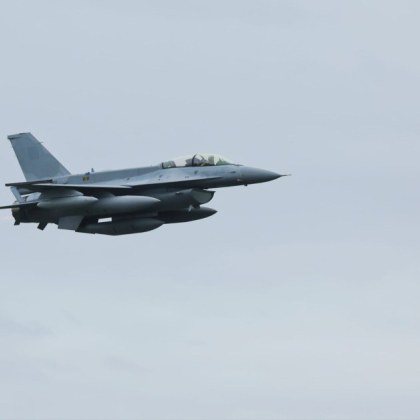 Новият български учебно боен самолет F 16 Block 70 който пристигна у