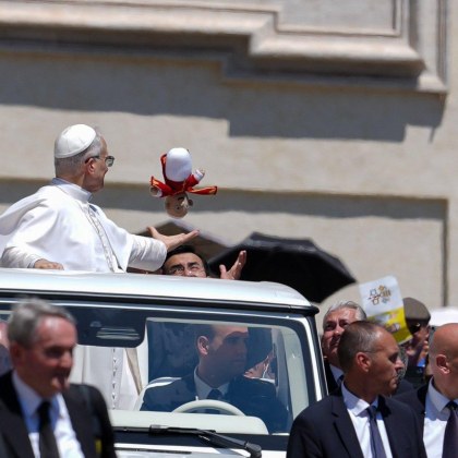 Папа Лъв XIV демонстрира американските си корени като запален фен