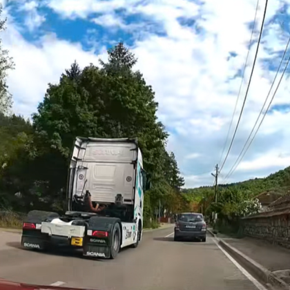 Неразумно шофиране заснето на видео в село Бучин проход предизвика