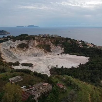 Мощна серия от подводни трусове близо до огромен супервулкан в