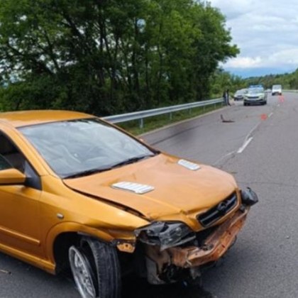 Шофьор избяга след като предизвика катастрофа на пътя между Казанлък