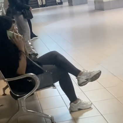 Снимаха жена да пуши в една от метростанциите на софийското