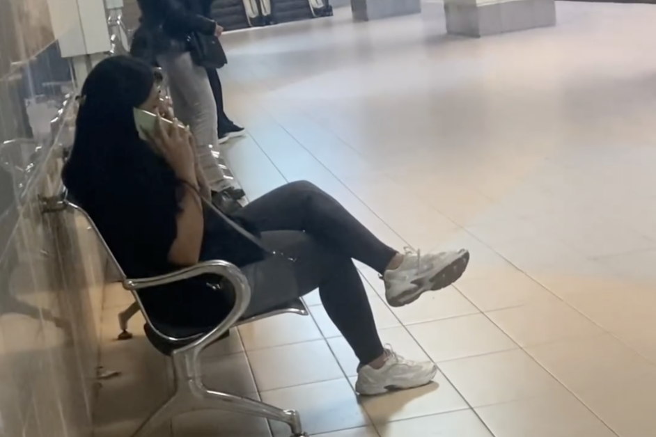 Снимаха жена да пуши необезпокоявано в софийското метро ВИДЕО