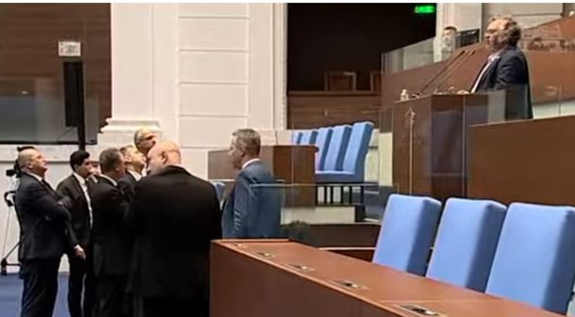 Свада и напрежение в парламента, 