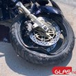 Кола помете моторист, в критично състояние е
