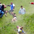 Лудото състезание в преследване на търкалящо се сирене отново събра хиляди в Англия
