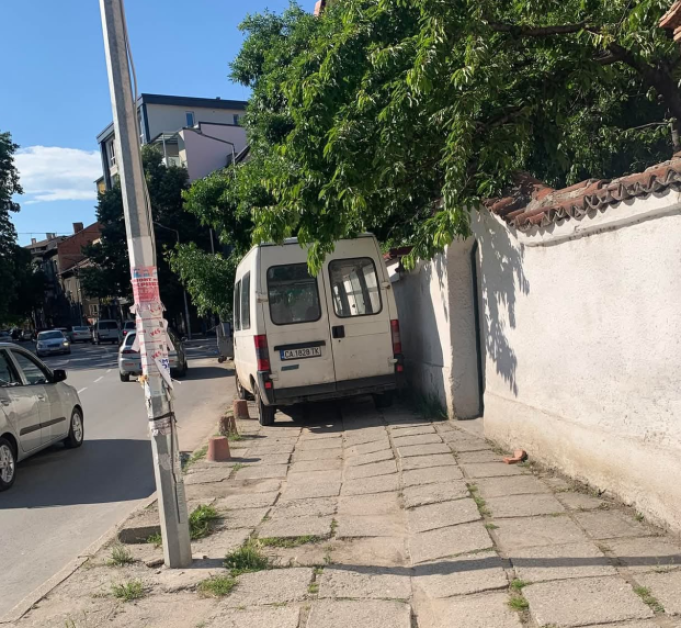 Бус блокира тротоар в Пазарджик СНИМКА