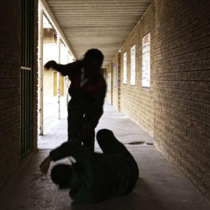 53 годишен мъж преби 50 годишната си сестра и 77 годишния си баща в ловешкото