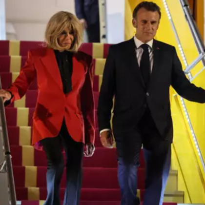 Четец по устни изгледа противоречивото видео с френския президент Еманюел