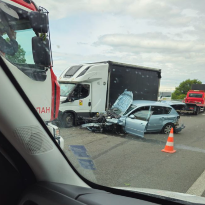 Катастрофа стана тази сутрин на автомагистрала Тракия Товарен бус и кола