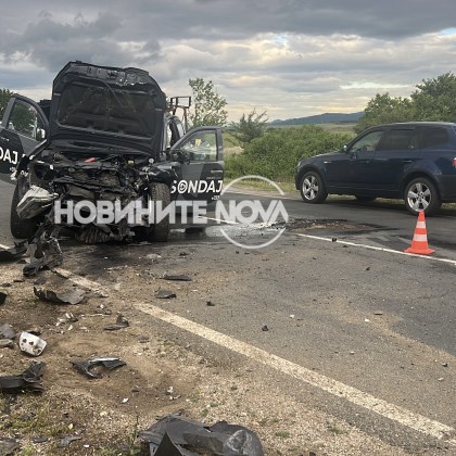 Двама души са в болница след като две коли катастрофираха