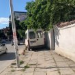 Бус блокира тротоар в Пазарджик СНИМКА