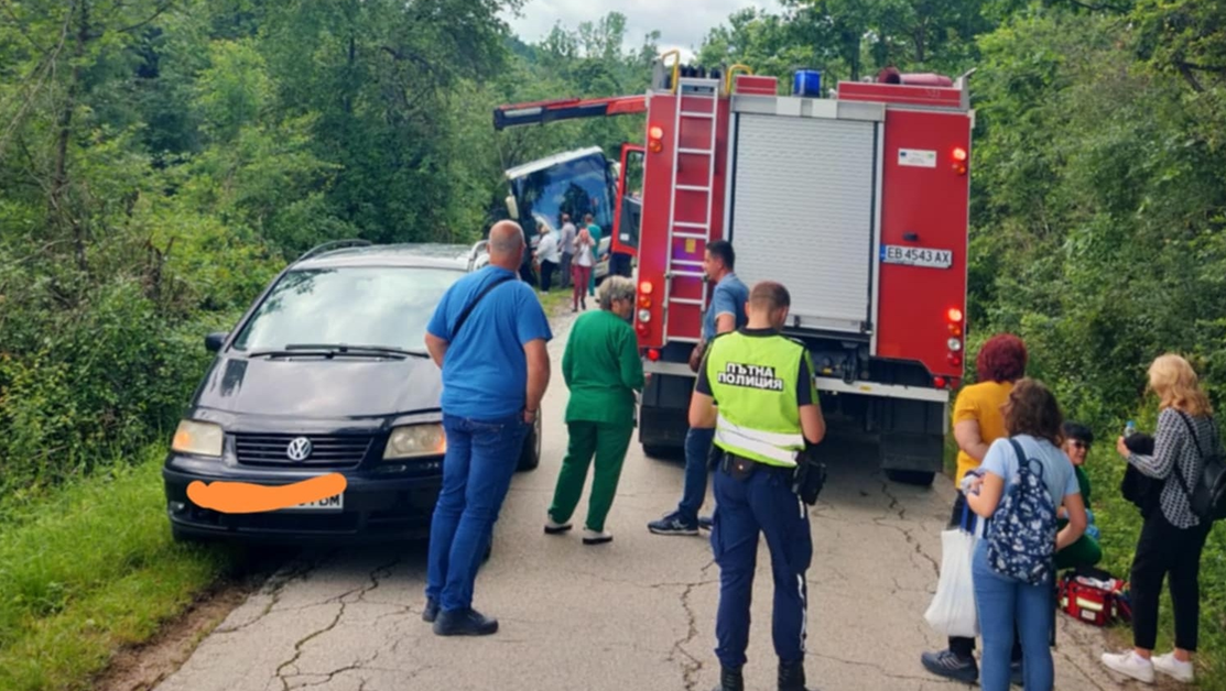 Автобус с над 30 пътници катастрофира в Габровско