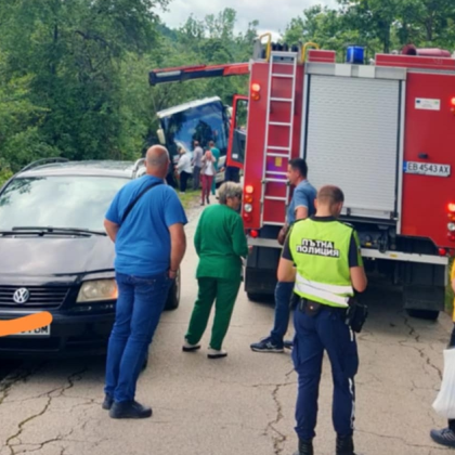 Автобус с варненска регистрация самокатастрофира на 500 метра от ЖП