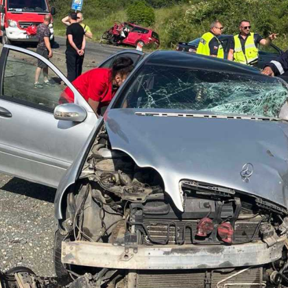 Един от четиримата ранени при челния сблъсък край село Константиново