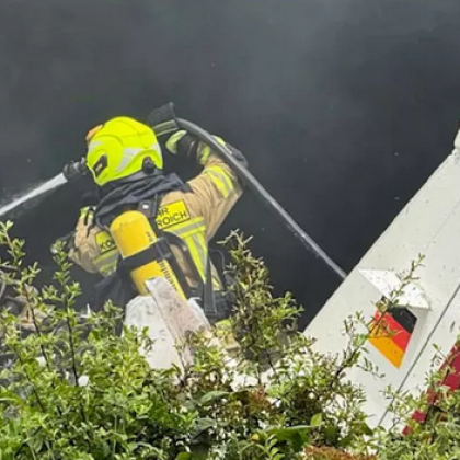 Самолет се разби в жилищна сграда тази сутрин при което