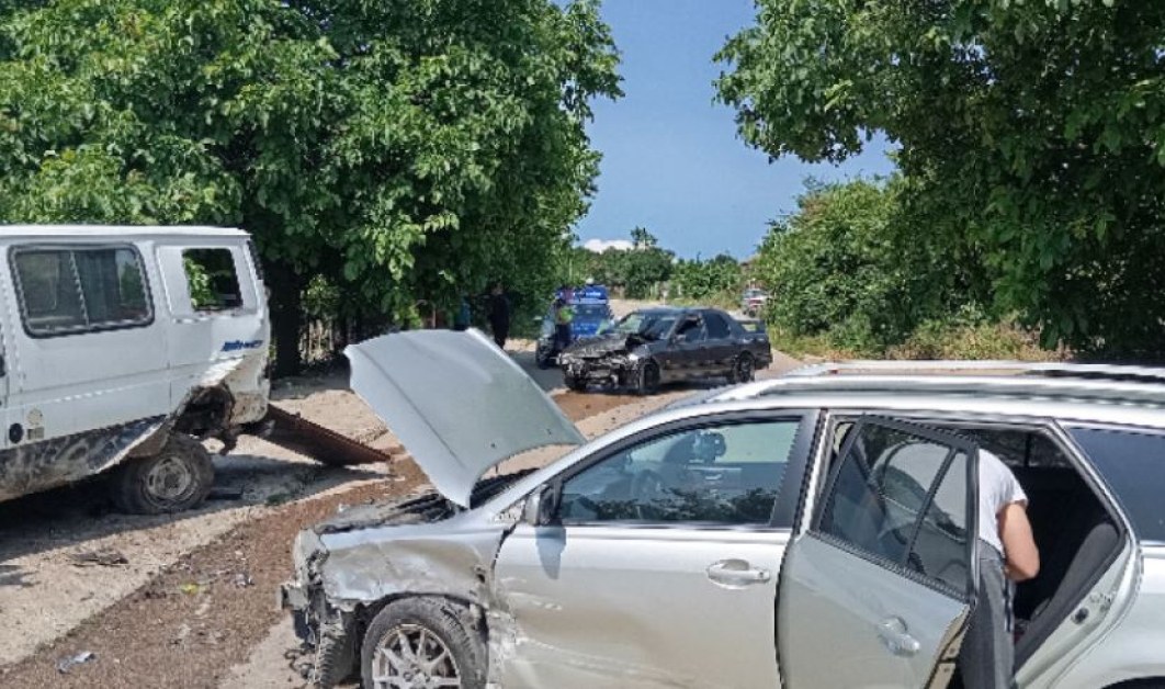 Две коли се сблъскаха, дете е в болница