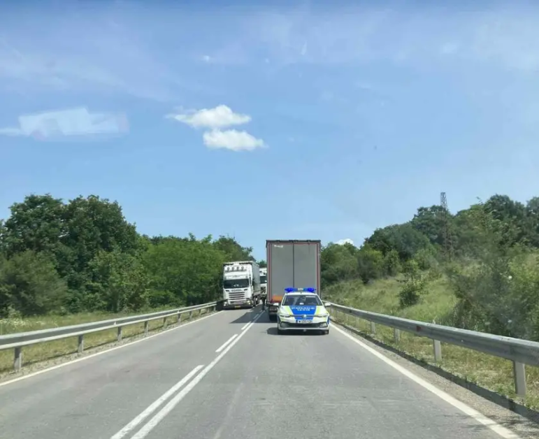 Катастрофирали тирове блокираха Е79, часове по-рано други два едва не се забиха челно ВИДЕО
