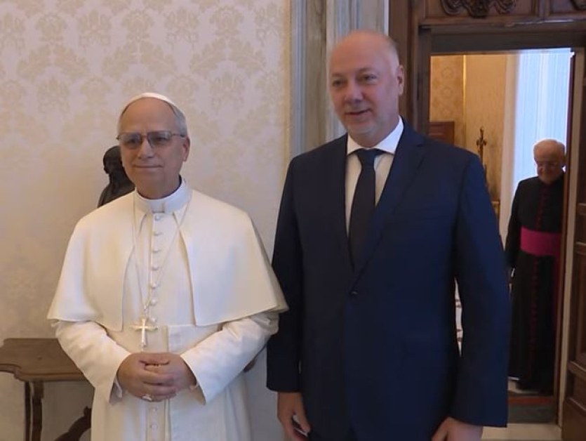 Лъв XIV  служи с одеждите, подарени от българския премиер