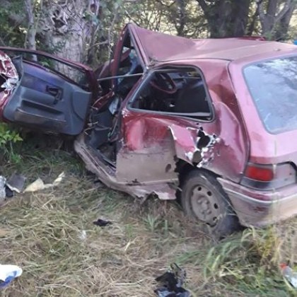 Неправоспособен водач с нерегистриран автомобил е катастрофирал на пътя между