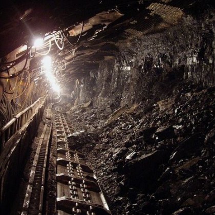 Индонезийските спасителни екипи продължават днес издирването на осем души които