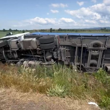 Камион се обърна на АМ Хемус край столицата За това
