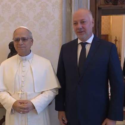 Папа Лъв XIV носи одеждите подарени от министър председателя Росен Желязков по