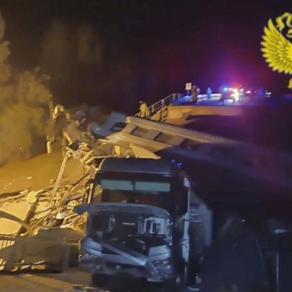 Най малко седем души загинаха а близо 70 бяха ранени след