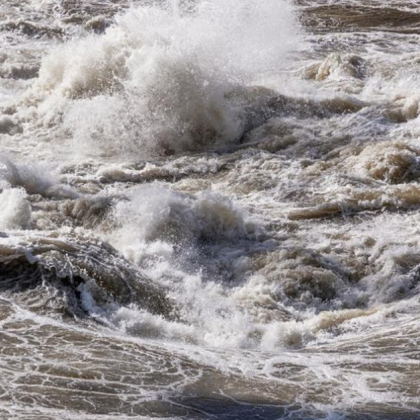 Кални свлачища и внезапни наводнения предизвикани от продължаващите от дни