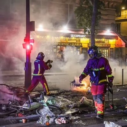 Двама души загинаха а близо 560 бяха арестувани в Париж при