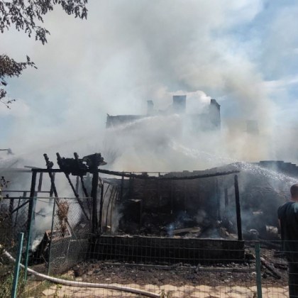 Засегнати са 4 жилищни и няколко стопански постройки при пожара
