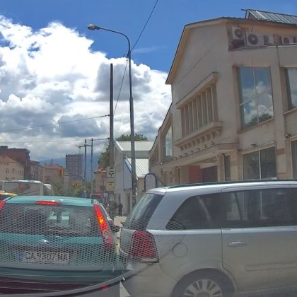 Нелеп пътен инцидент попадна на видео Две коли се сблъскали на