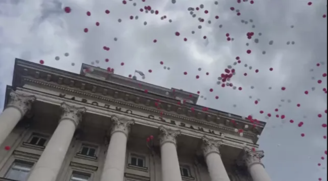Протестът срещу войната по пътищата в София събра деца, възрастни и почернени родители