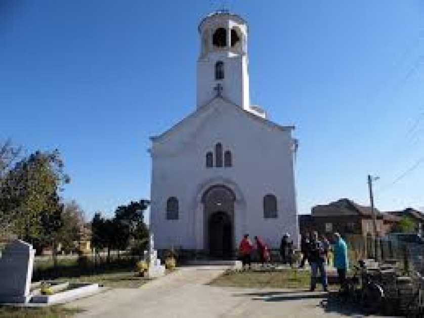 Психично болен нахлу в храм, разби икони и открадна дарения